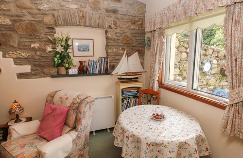 Castlemorris House | Pet-Friendly Retreat at Llaethdy Cottage, 4-Star Comfort