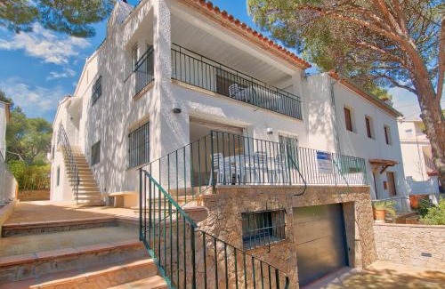 Llafranc Apartment | Refurbished Llafranc Centre with Ocean Views and Family Appeal