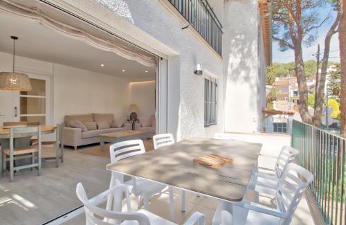 Llafranc Apartment | Refurbished Llafranc Centre with Ocean Views and Family Appeal