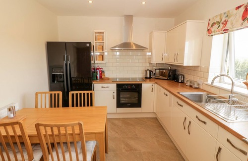 Bodffordd Cottage | Top-Rated Llain Bach: Family-Friendly with Breakfast & Kitchen