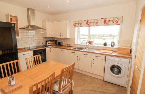 Bodffordd Cottage | Top-Rated Llain Bach: Family-Friendly with Breakfast & Kitchen