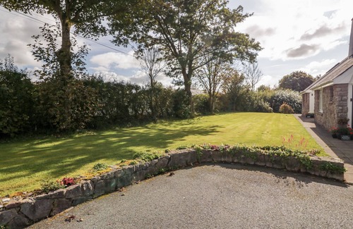 Bodffordd Cottage | Top-Rated Llain Bach: Family-Friendly with Breakfast & Kitchen