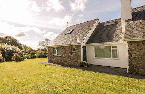 Bodffordd Cottage | Top-Rated Llain Bach: Family-Friendly with Breakfast & Kitchen