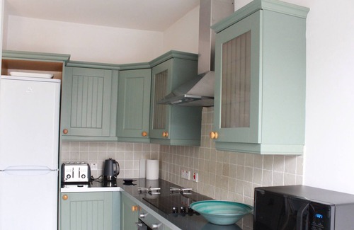 Llandudno Apartment | Bright 2-Bedroom Apt by the Pier with Ocean View