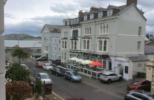 Llandudno Apartment | Bright 2-Bedroom Apt by the Pier with Ocean View