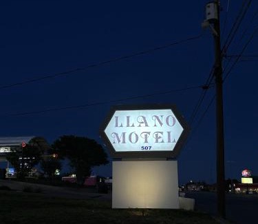 Llano Hotel | Pet Friendly Getaway at Llano Motel - Ideal for Families