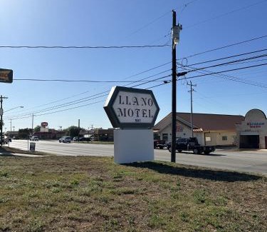 Llano Hotel | Pet Friendly Getaway at Llano Motel - Ideal for Families