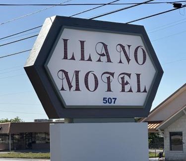 Llano Hotel | Pet Friendly Getaway at Llano Motel - Ideal for Families