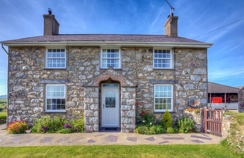 Mynytho House | Family-Friendly Llawrdref Bellaf Self Catering Farmhouse