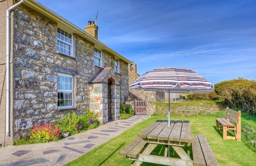 Mynytho House | Family-Friendly Llawrdref Bellaf Self Catering Farmhouse