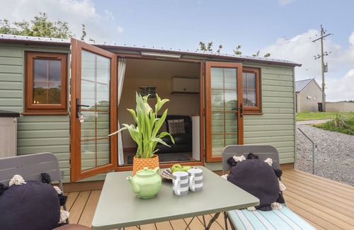 Llanrug Cottage | Pet-Friendly LLETY'R BUGAIL 2 with Garden in Llanrug