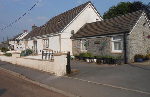 Porthyrhyd Bed & Breakfast | Discover Lletygwilym: Pet-Friendly Stay with Breakfast