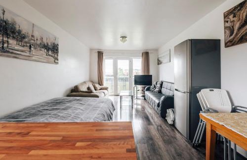 Chorlton-on-Medlock Apartment | Family-Friendly Stay at Lloyd St Apartment - Rated 7.9/10