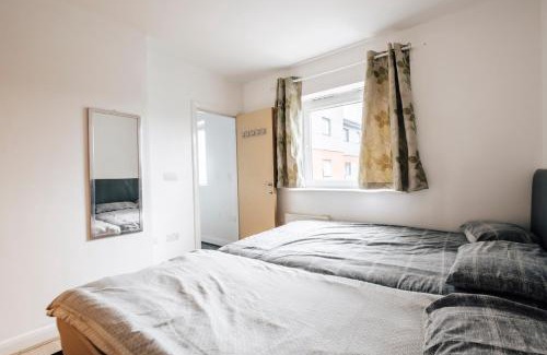 Chorlton-on-Medlock Apartment | Family-Friendly Stay at Lloyd St Apartment - Rated 7.9/10
