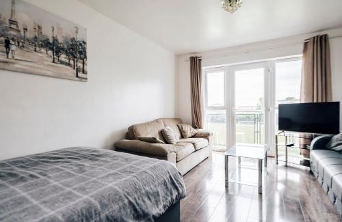 Chorlton-on-Medlock Apartment | Family-Friendly Stay at Lloyd St Apartment - Rated 7.9/10