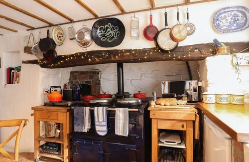 Nant Peris Cottage | Cozy LLWYN BEDW in Nant Peris with Pet-Friendly Charm