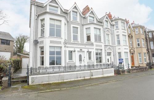 Criccieth House | Experience Family-Friendly Comfort at Llwyn Onn Hotel