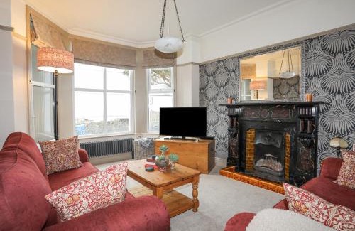 Criccieth House | Experience Family-Friendly Comfort at Llwyn Onn Hotel