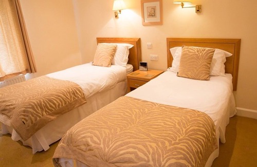 Merthyr Tydfil House | Welcoming Llwyn Onn Guest House with Pool and Breakfast