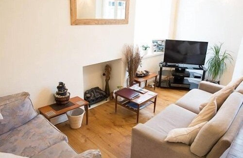 Merthyr Tydfil House | Welcoming Llwyn Onn Guest House with Pool and Breakfast