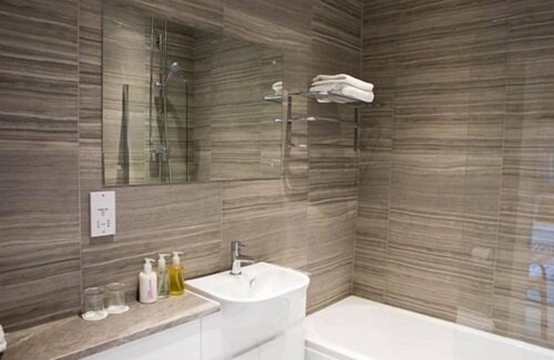 Merthyr Tydfil House | Welcoming Llwyn Onn Guest House with Pool and Breakfast