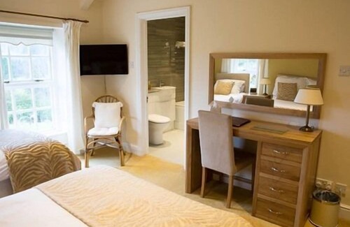 Merthyr Tydfil House | Welcoming Llwyn Onn Guest House with Pool and Breakfast