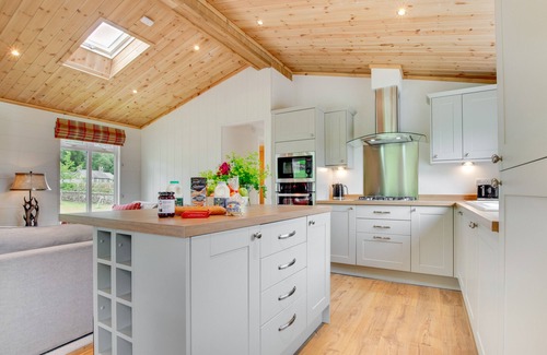 Gwynedd- Snowdonia House | Cozy Llyn Dinas Lodge: Two-Bedroom Retreat with Hot Tub