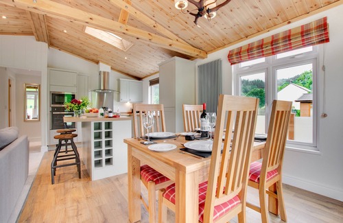Gwynedd- Snowdonia House | Cozy Llyn Dinas Lodge: Two-Bedroom Retreat with Hot Tub