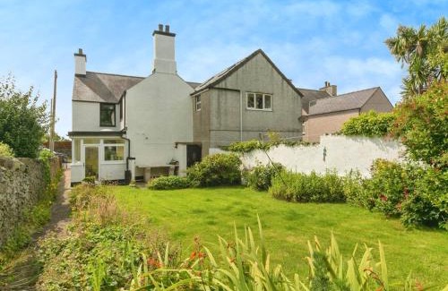 Amlwch House | Llys Owain comfortable Cottage Pass the Keys