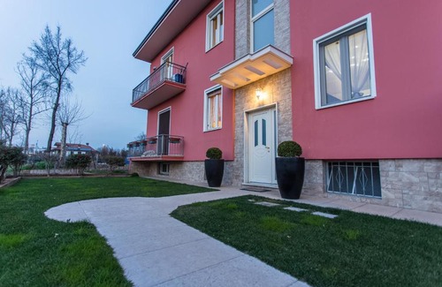 Lonato del Garda Apartment | LM House: Guest Rated 9/10 with Pet-Friendly Amenities