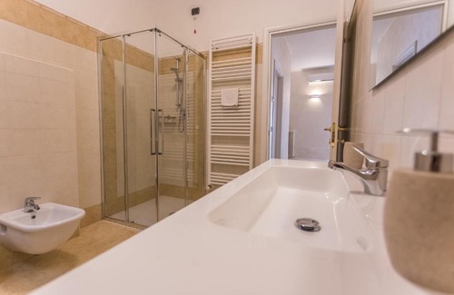 Lonato del Garda Apartment | LM House: Guest Rated 9/10 with Pet-Friendly Amenities