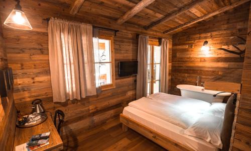 Bezzecca Bed & Breakfast | Inviting LMC Guesthouse: Oceanfront Retreat with Pool