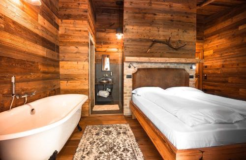 Bezzecca Bed & Breakfast | Inviting LMC Guesthouse: Oceanfront Retreat with Pool