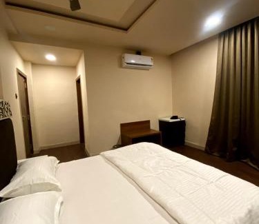 Mahabaleshwar Villa | Inviting LNT Villa with Pool and Family-Friendly Amenities
