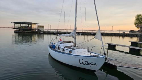 Vinne Boat Rental | Discover Comfort at Loď u Jančúra - Pet Friendly Stay