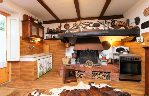 Mercatale Val di Pesa Apartment | Ideal Apartment for 6 with WIFI, Terrace & Parking Near Greve