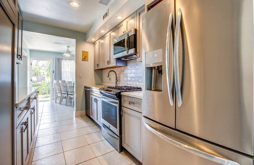 Marathon House | Lo-Key 1: Discover Your Slice of Paradise with Pool & Pet Friendly