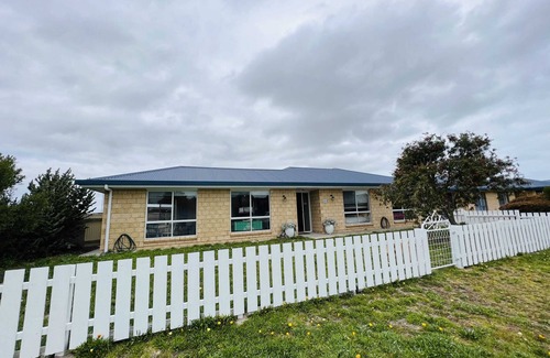 Waterhouse House | Lo Quay - Pet Friendly Retreat for Small Pets & Families