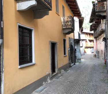 Casteldelfino House | Pet-Friendly Escape at Lo Stambecco - Rated 10/10!