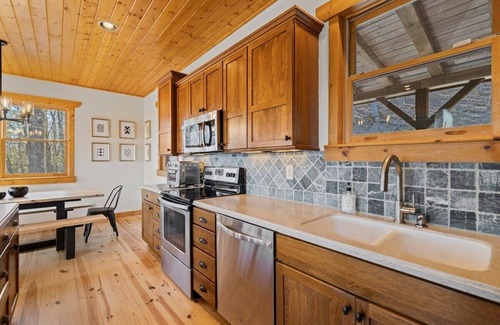 Seven Devils Cabin | Spacious Private Cabin with Hot Tub and Wildlife Views