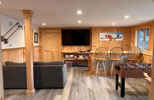 Carrabassett Valley Ski Chalet | Guest Rated 10/10 at Loafers' Lodge with Hot Tub Access