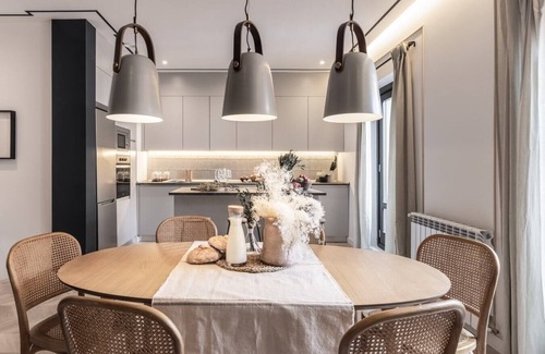 Trafalgar Apartment | Inviting Lobras: 4 Bedrooms Near Trafalgar with Great Amenities