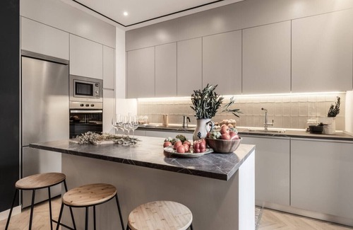 Trafalgar Apartment | Inviting Lobras: 4 Bedrooms Near Trafalgar with Great Amenities