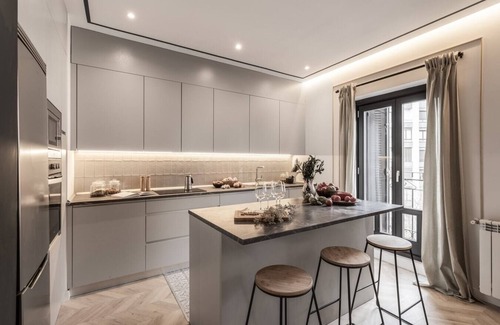Trafalgar Apartment | Inviting Lobras: 4 Bedrooms Near Trafalgar with Great Amenities