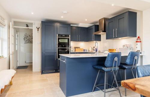 Poole House | Cozy Lobster Cottage: Family-Friendly Retreat with Breakfast