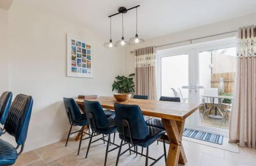 Poole House | Cozy Lobster Cottage: Family-Friendly Retreat with Breakfast
