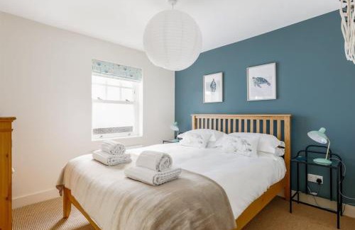 Poole House | Cozy Lobster Cottage: Family-Friendly Retreat with Breakfast