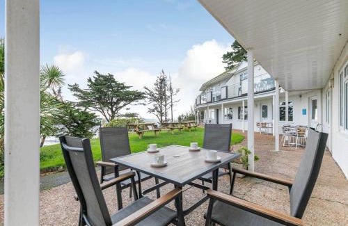 Seaton House | Pet-Friendly Oceanfront Escape at Lobster Pot - Mount Brioni