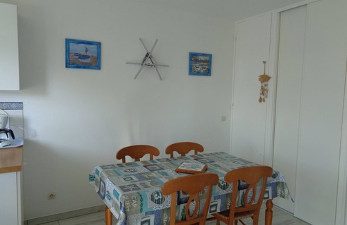 Arzon Apartment | Bright Loc Appart Arzon: Pool & Ocean View Near Port