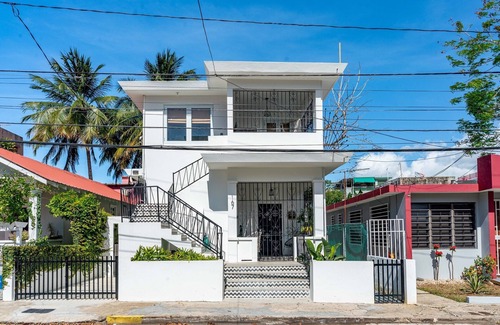 Parque House | Art Deco Retreat Steps from the Beach with Ocean View